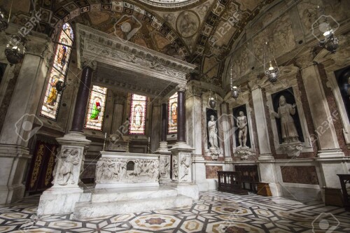 88952497-la-catedral-de-genova-italiano-duomo-di-genova-cattedrale-di-san-lorenzo-una-catedral-catolica.jpg