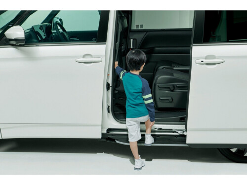 TOYOTA-VOXY-2025-3.jpg